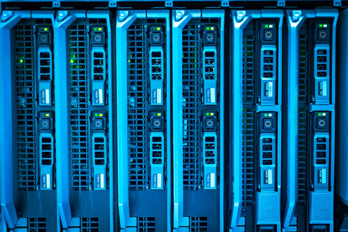 Beleuchtetes Servergehäuse in einem Rechenzentrum