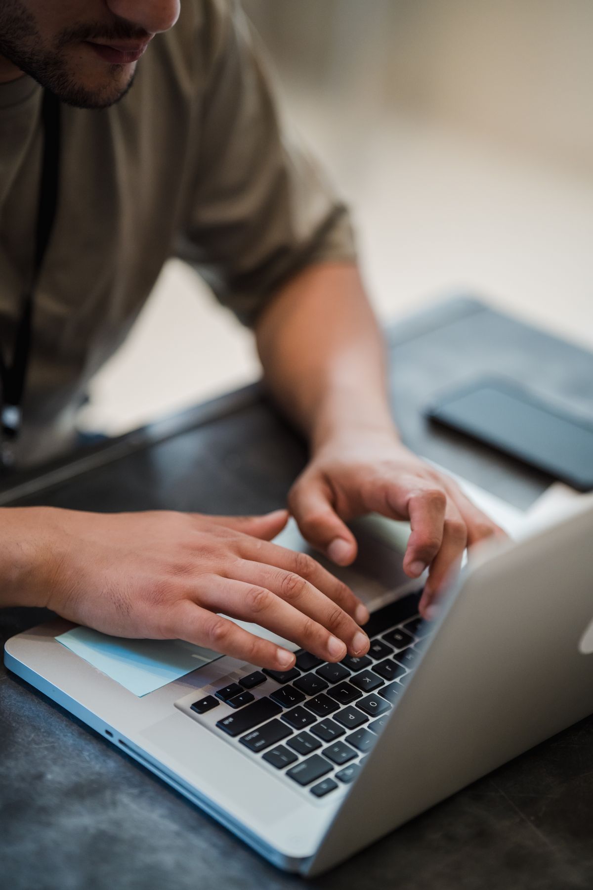 Hände tippen auf einer Tastatur im Büro